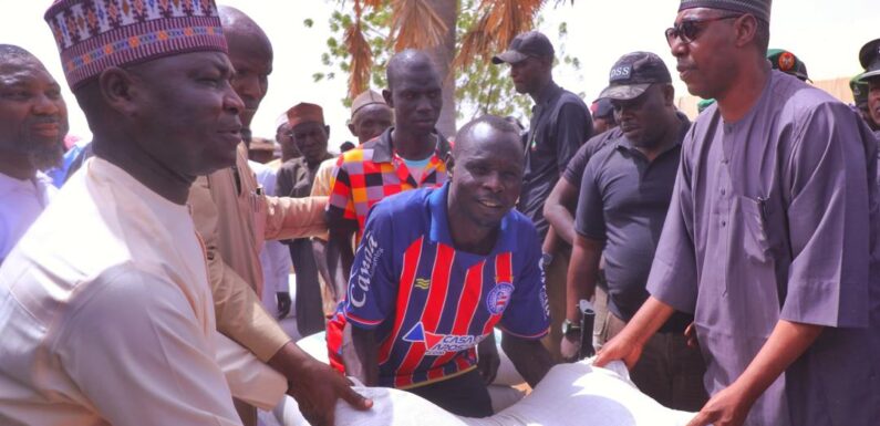 Zulum delivers grains donated by FG to 10,000 residents in Pulka